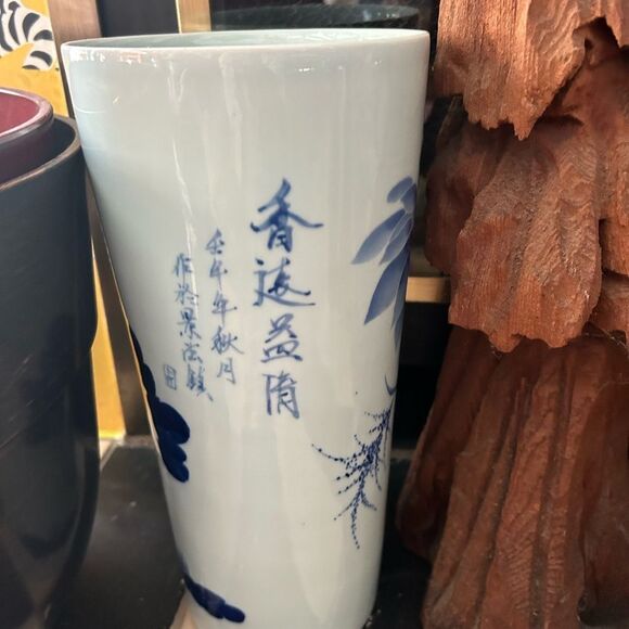 Vintage Chinese ceramic lotus vase in blue and white home - Picture 10 of 11